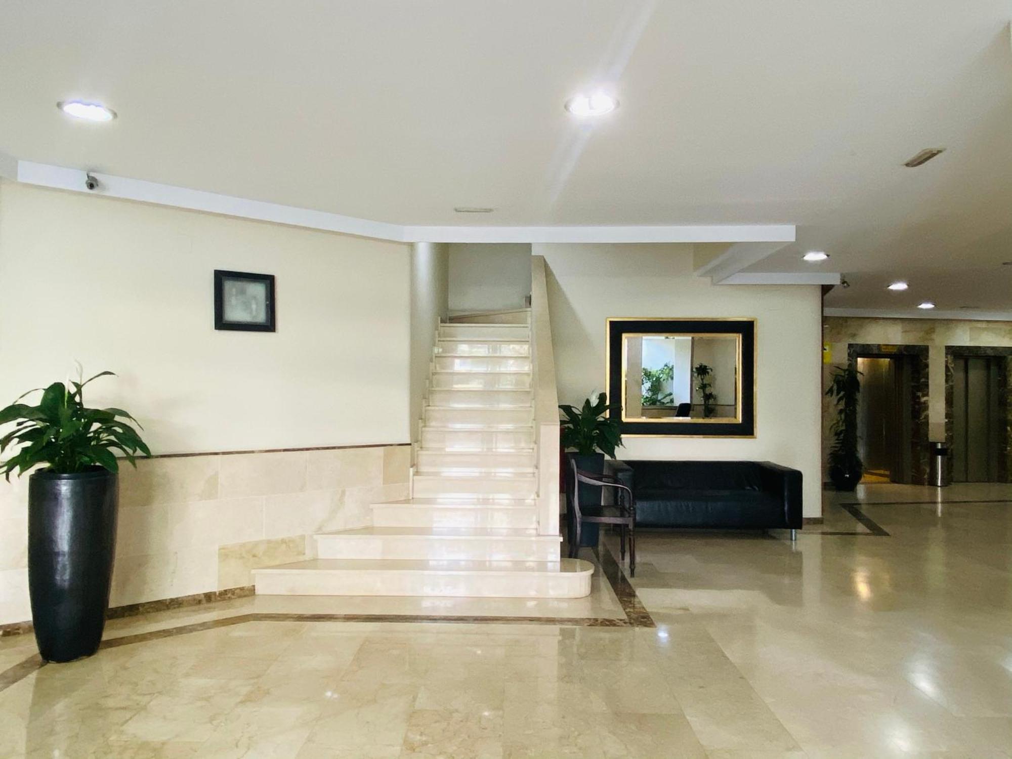 Apartment On The First Line Of The Sea With A View And Free Parking Marbella Eksteriør billede